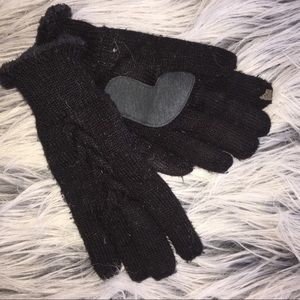 SMARTPHONE COMPATIBLE GLOVES